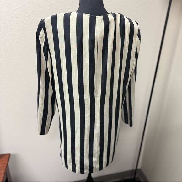 Vintage Michael Blair Black and Cream Striped Blazer. Size 12 - Picture 4 of 8